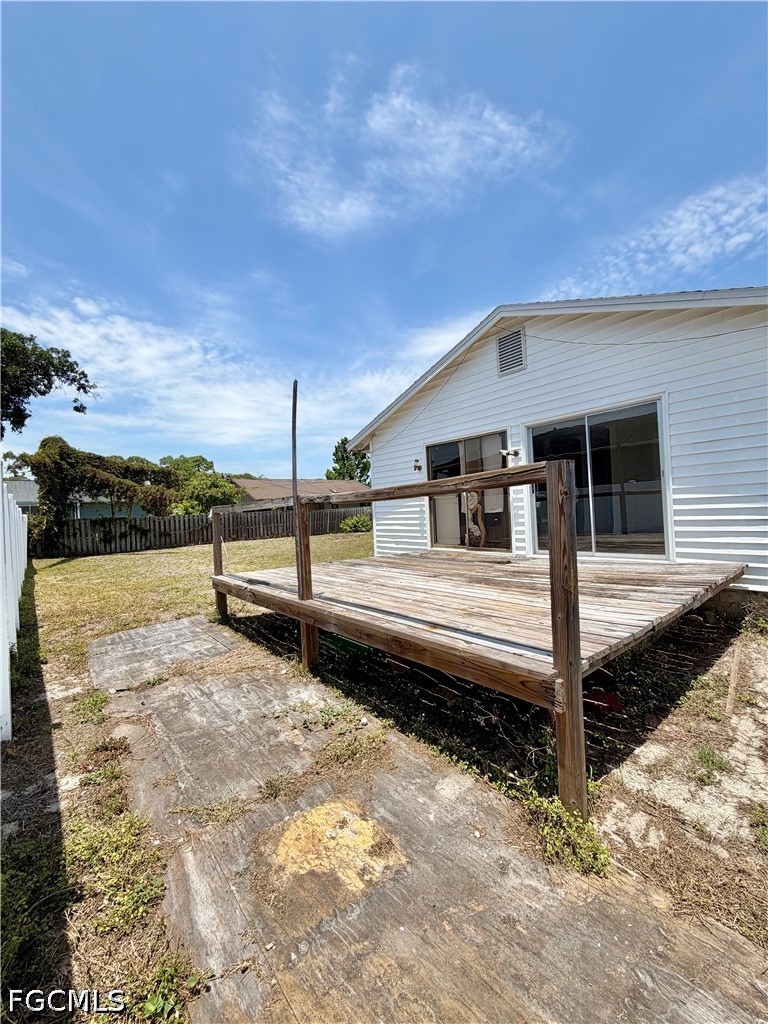3 Bed SingleFamilyResidence for Sale in San Carlos Park, photo 2