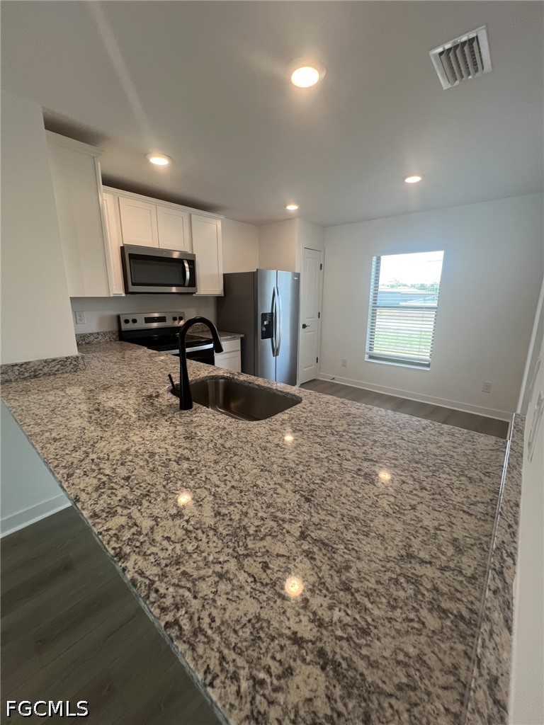 3 Bed SingleFamilyResidence for Sale in Mirror Lakes, photo 2
