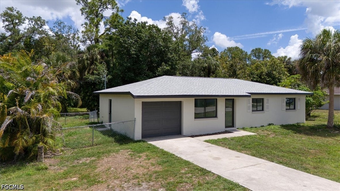 3 Bed SingleFamilyResidence for Sale in Fort Myers, photo 2