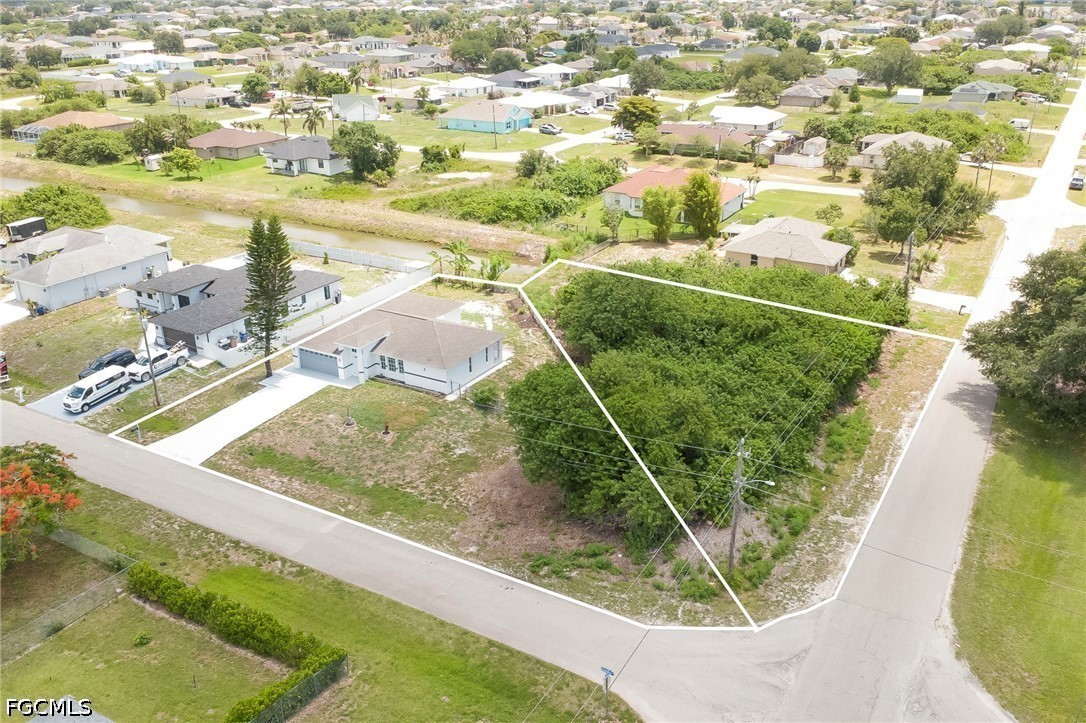 3 Bed Waterfront Home for Sale in Lehigh Acres, photo 2