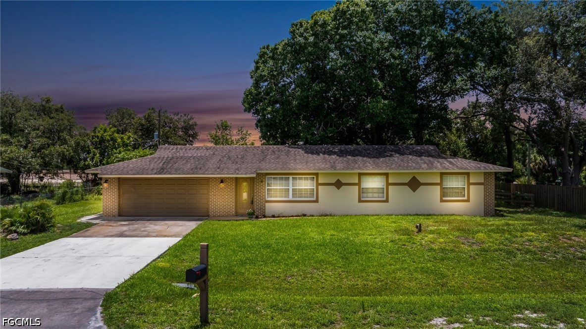 3 Bed SingleFamilyResidence for Sale in Fort Myers, photo 2