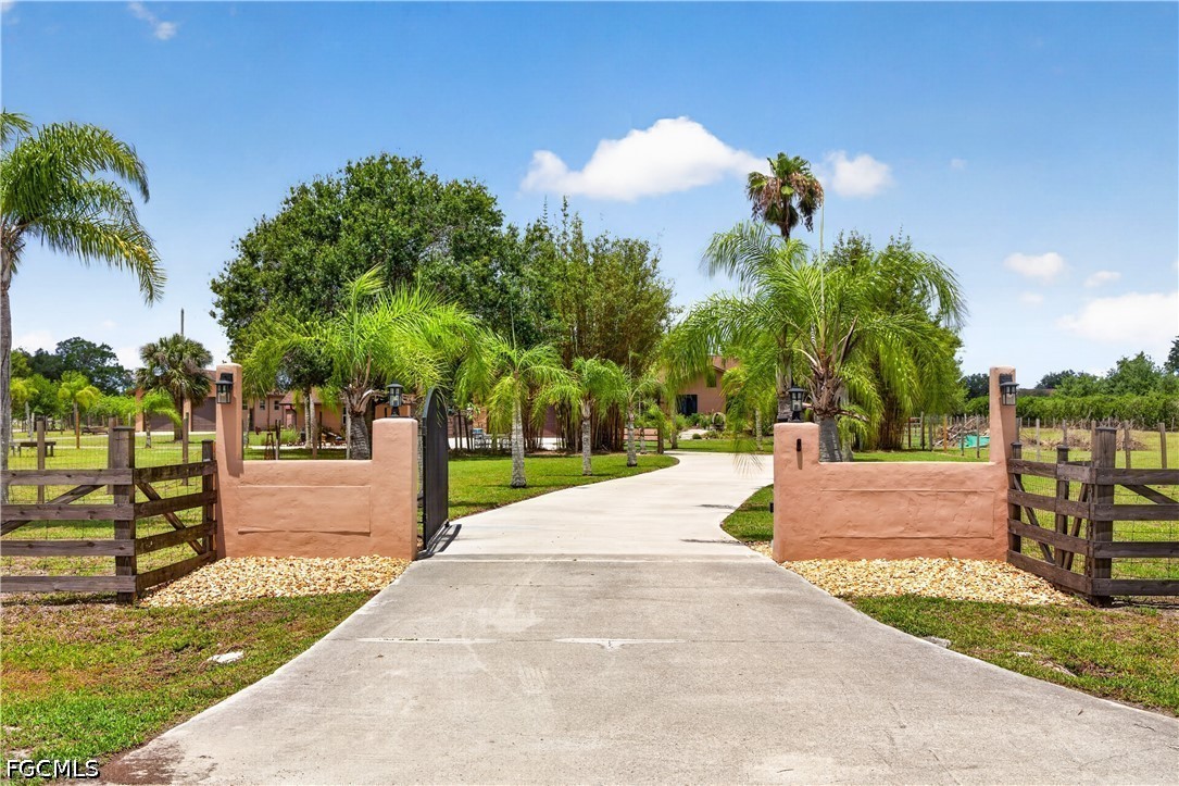 3 Bed Pool Home for Sale in Fort Myers, photo 2