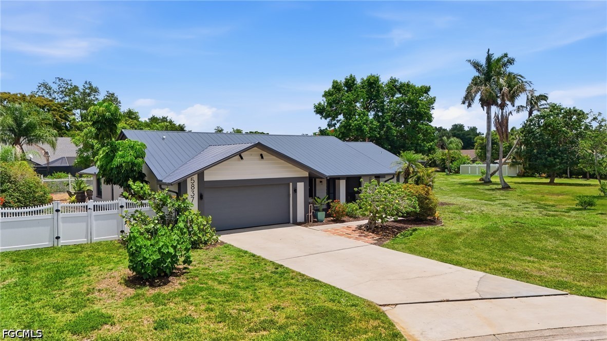 3 Bed Pool Home for Sale in Fort Myers, photo 2