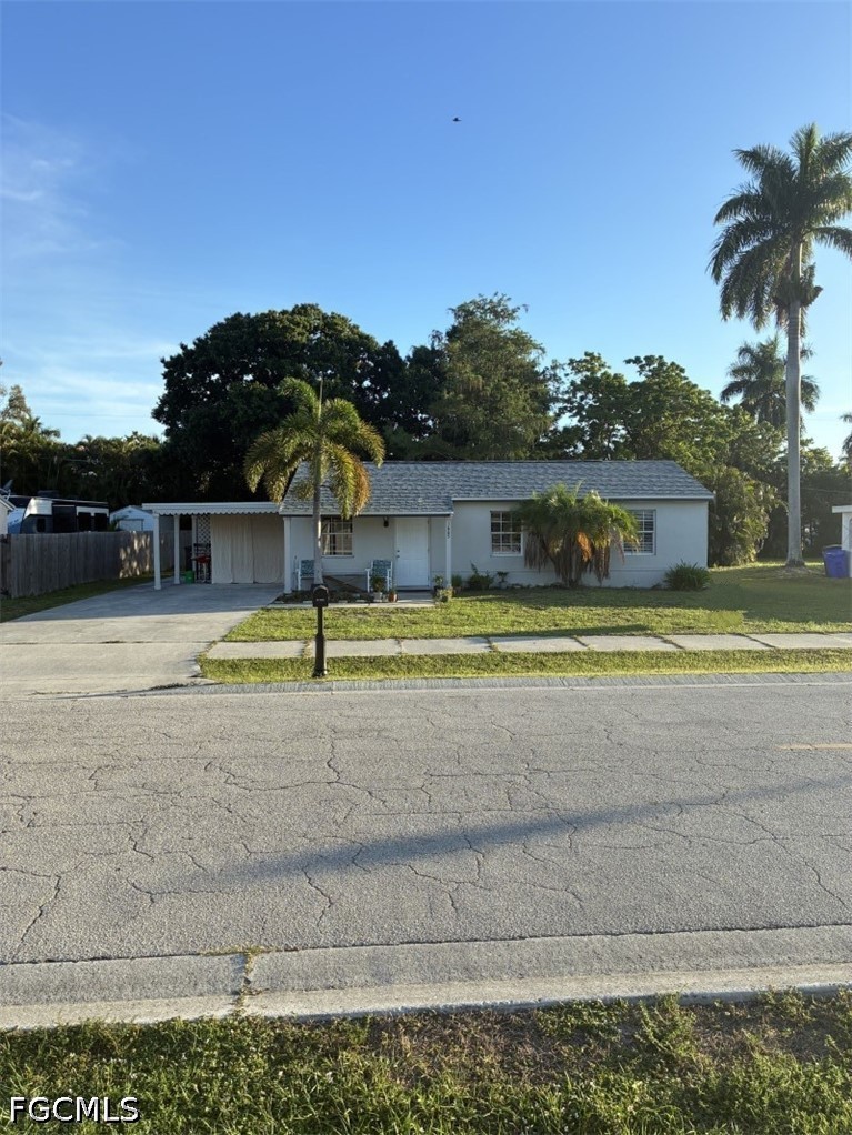 3 Bed SingleFamilyResidence for Sale in Fort Myers, photo 2