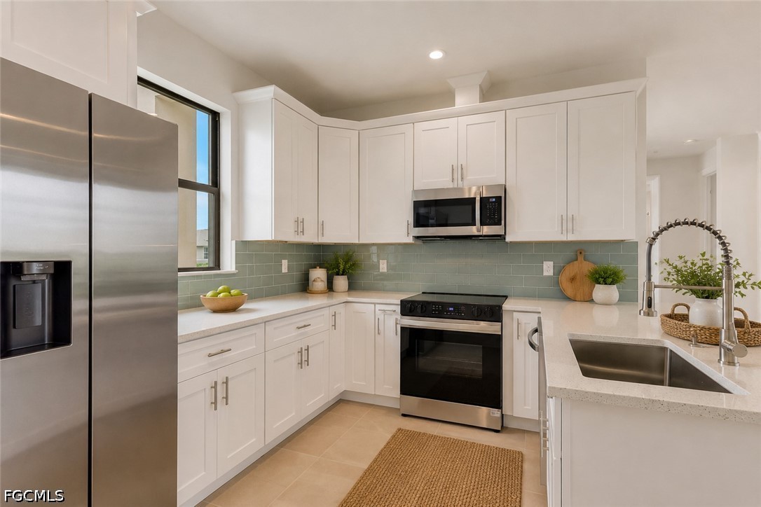 3 Bed SingleFamilyResidence for Sale in Cape Coral, photo 2