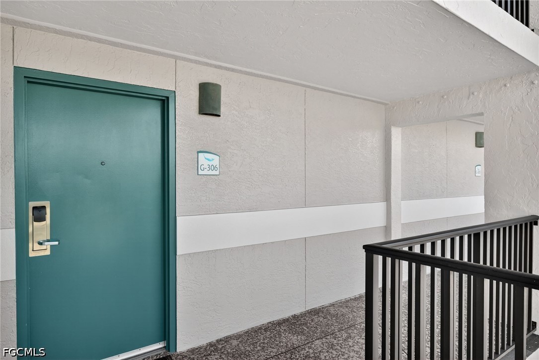 1 Bed Waterfront Home for Sale in Sanibel, photo 2