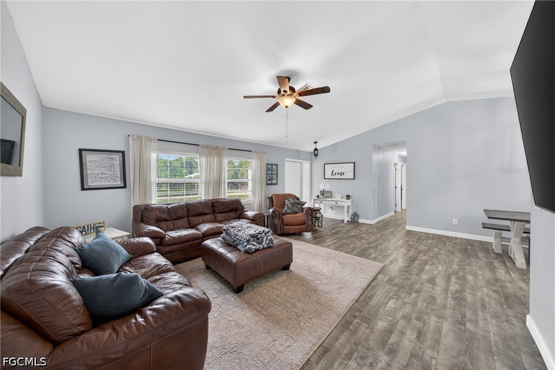 3 Bed SingleFamilyResidence for Sale in Acreage, photo 2