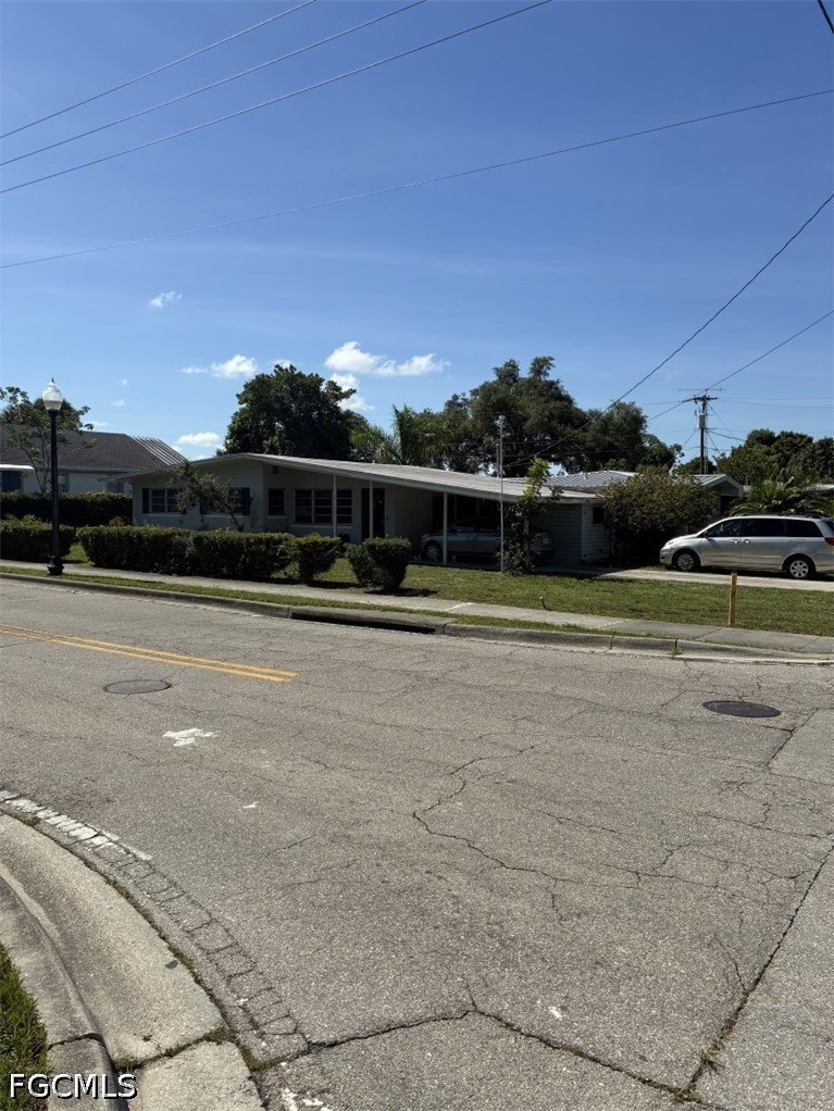 3 Bed SingleFamilyResidence for Sale in Fort Myers, photo 2