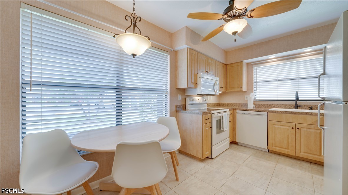 2 Bed Attached for Sale in Cape Coral, photo 2