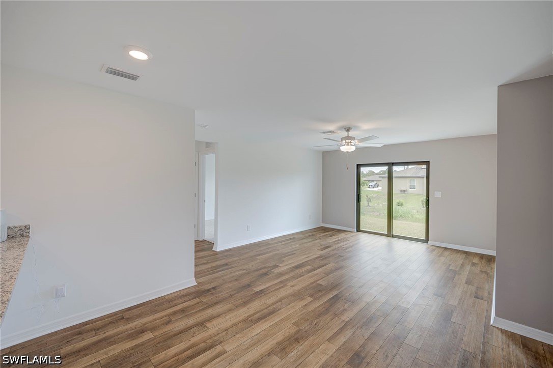 3 Bed SingleFamilyResidence for Sale in Mirror Lakes, photo 2