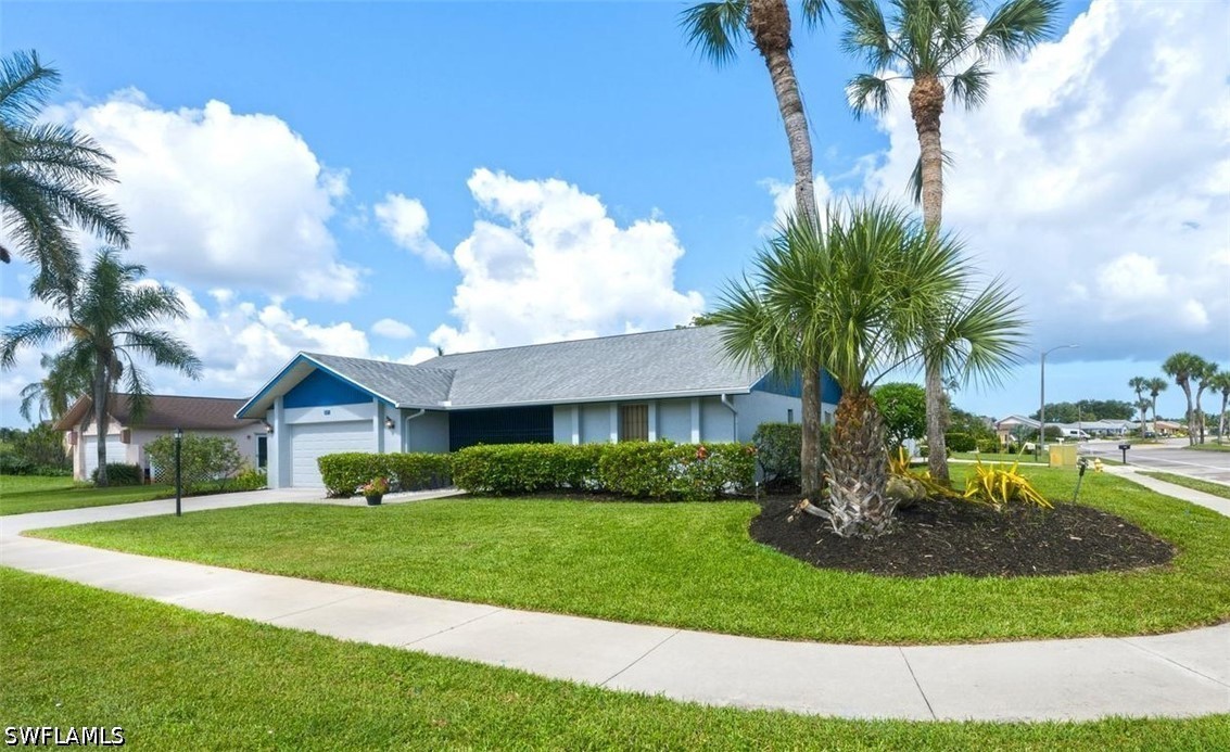 2 Bed SingleFamilyResidence for Sale in Naples, photo 2