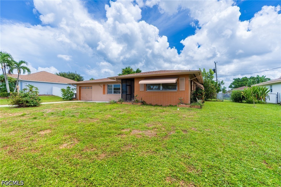 2 Bed SingleFamilyResidence for Sale in Cape Coral, photo 2