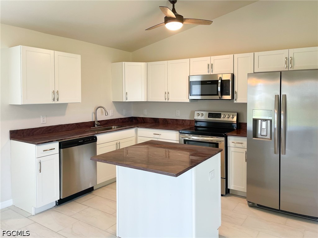 3 Bed SingleFamilyResidence for Sale in Cape Coral, photo 2