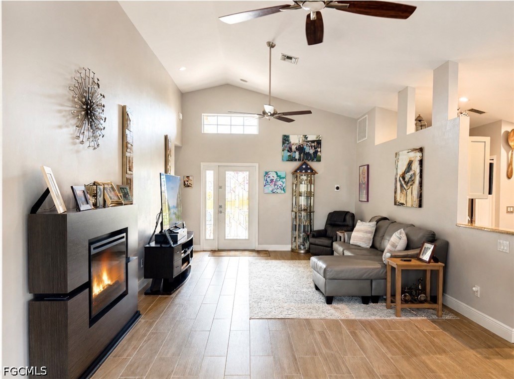 2 Bed SingleFamilyResidence for Sale in North Fort Myers, FL — photo 2
