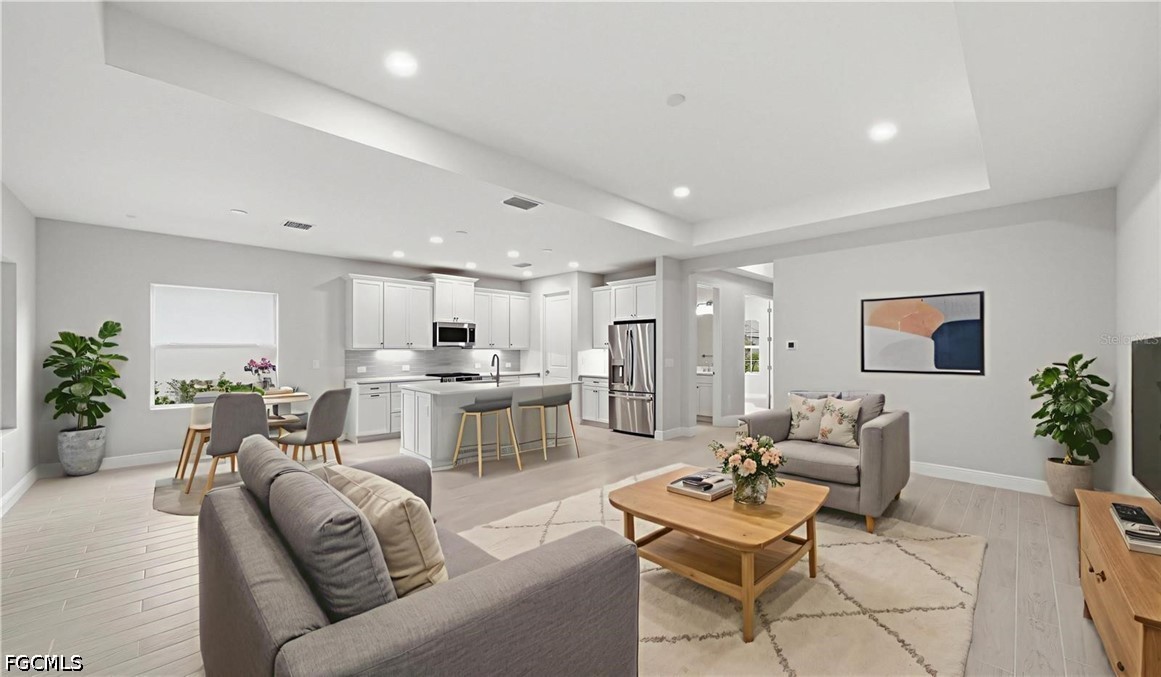 3 Bed SingleFamilyResidence for Sale in Fort Myers, photo 2