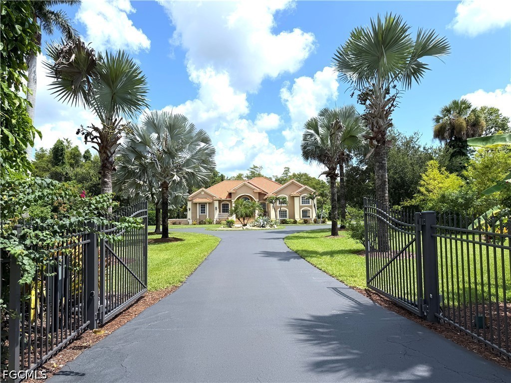 5 Bed SingleFamilyResidence for Sale in Naples, FL — photo 2