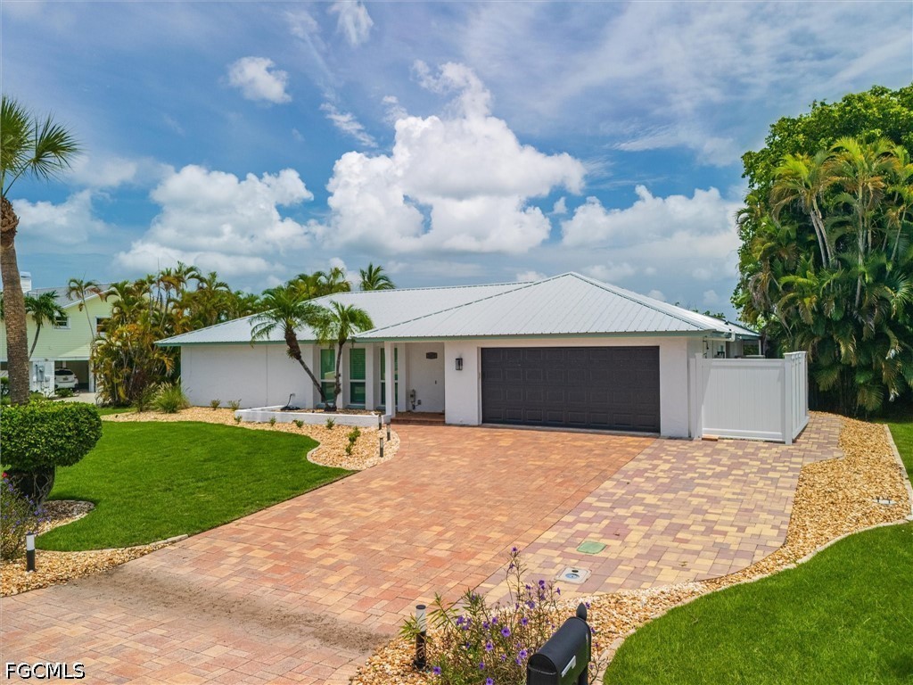 4 Bed Pool Home for Sale in Sanibel, FL, $1,375,000 — photo 2