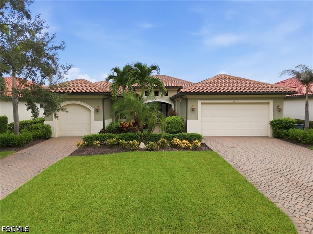 3 Bed Pool Home for Sale in Hampton Park, photo 2