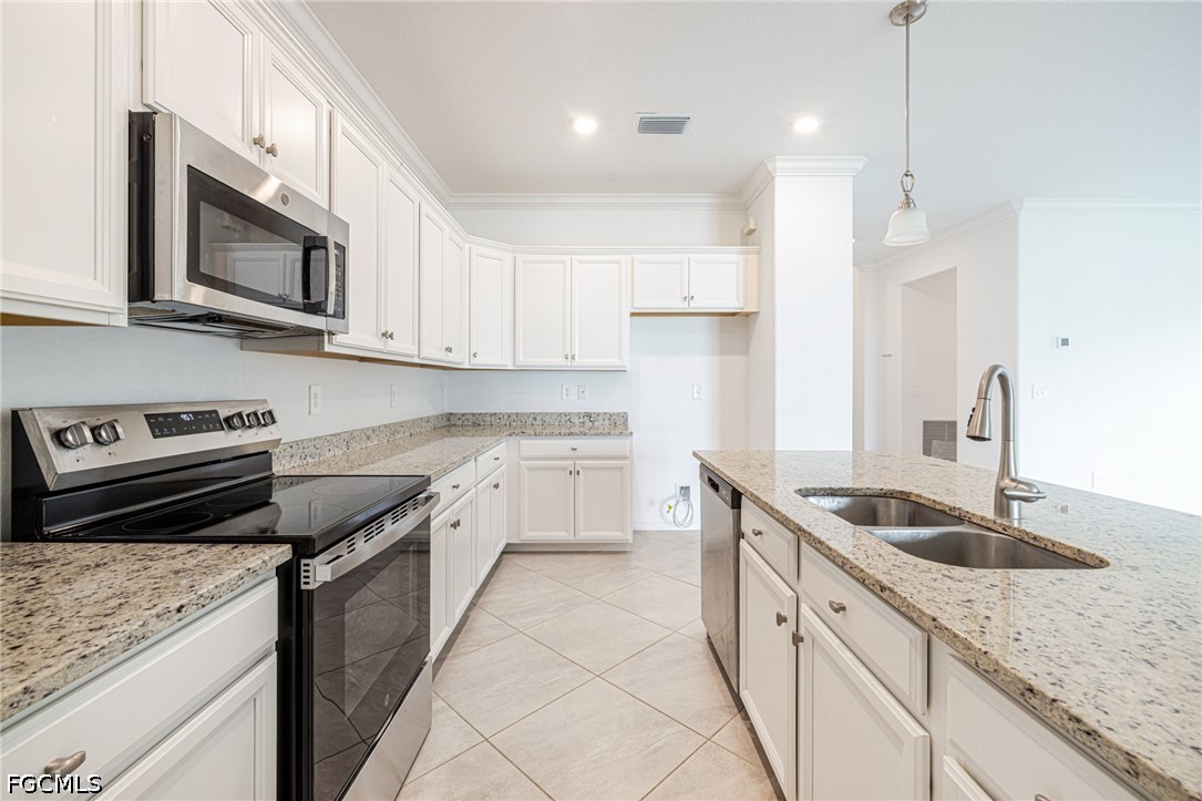 3 Bed SingleFamilyResidence for Sale in Portico, FL — photo 2