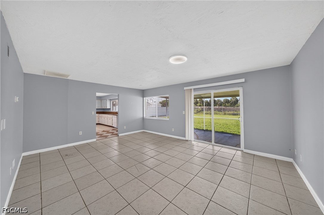 2 Bed Waterfront Home for Sale in Cape Coral, photo 2