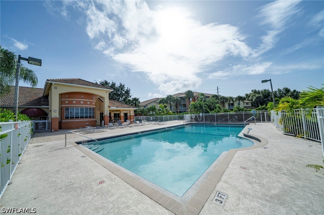 2 Bed Waterfront Home for Sale in Fort Myers, photo 2
