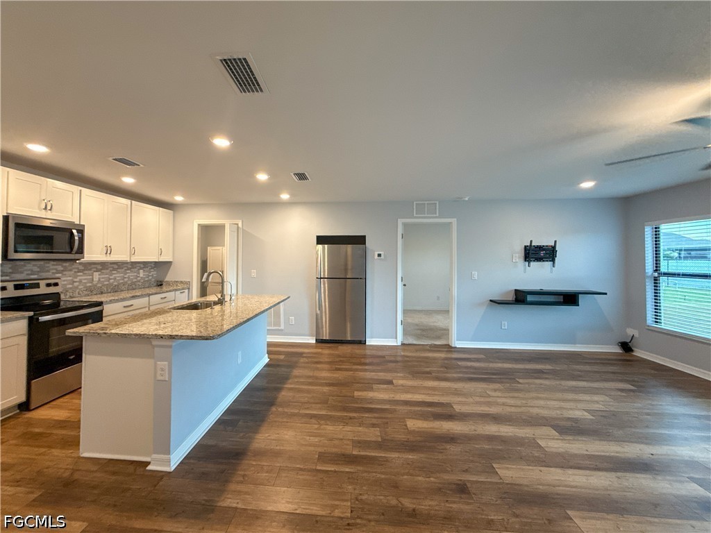 3 Bed SingleFamilyResidence for Sale in Cape Coral, FL — photo 2