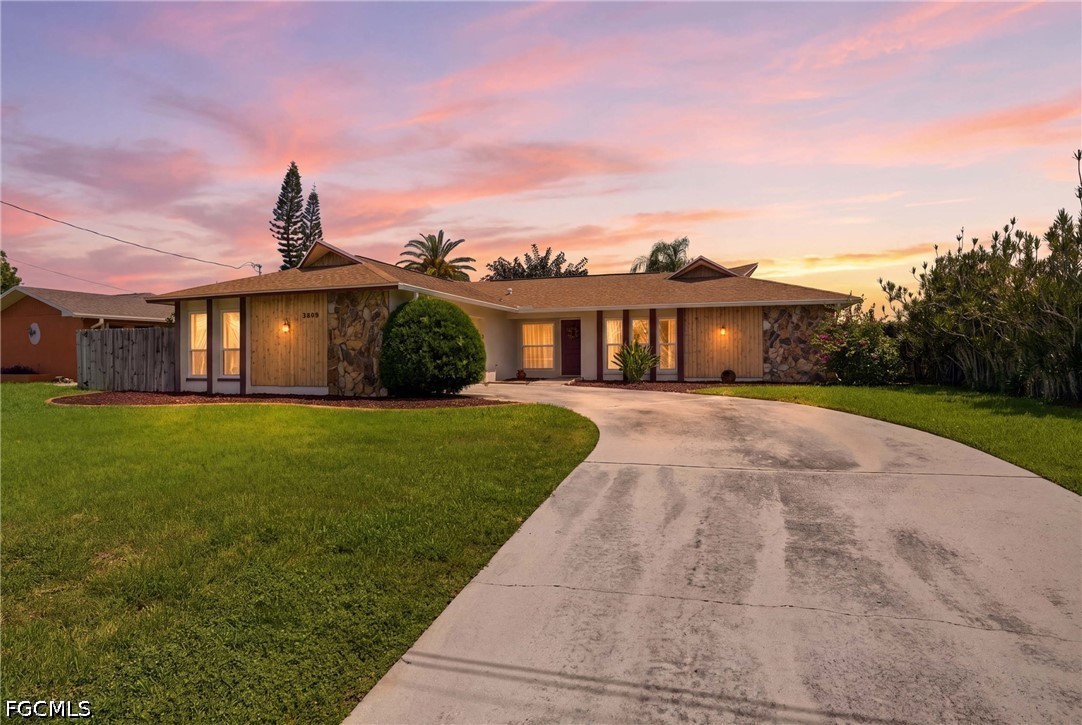3 Bed Pool Home for Sale in Cape Coral, photo 2