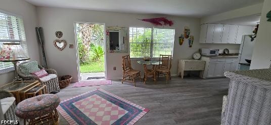 2 Bed Pool Home for Sale in Hyde Park, photo 2