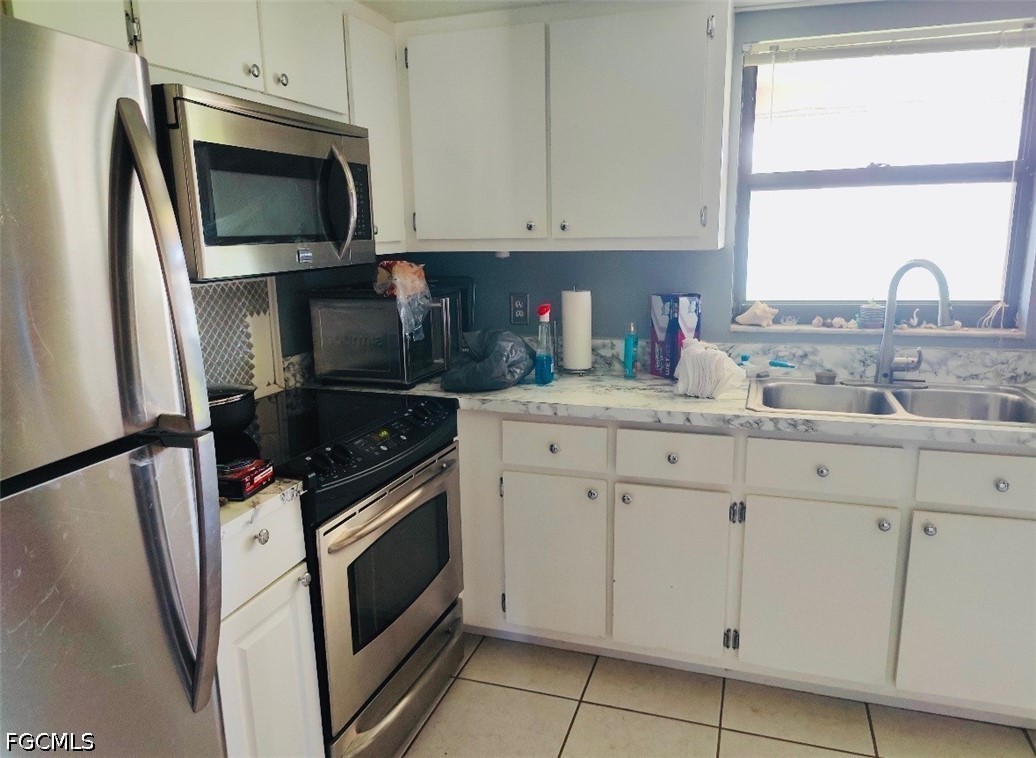 3 Bed SingleFamilyResidence for Sale in Cape Coral, FL — photo 2