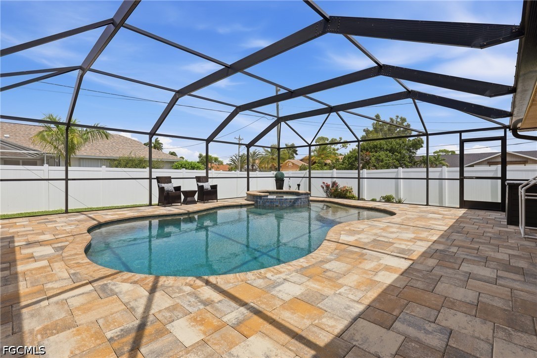 3 Bed Pool Home for Sale in Cape Coral, photo 2