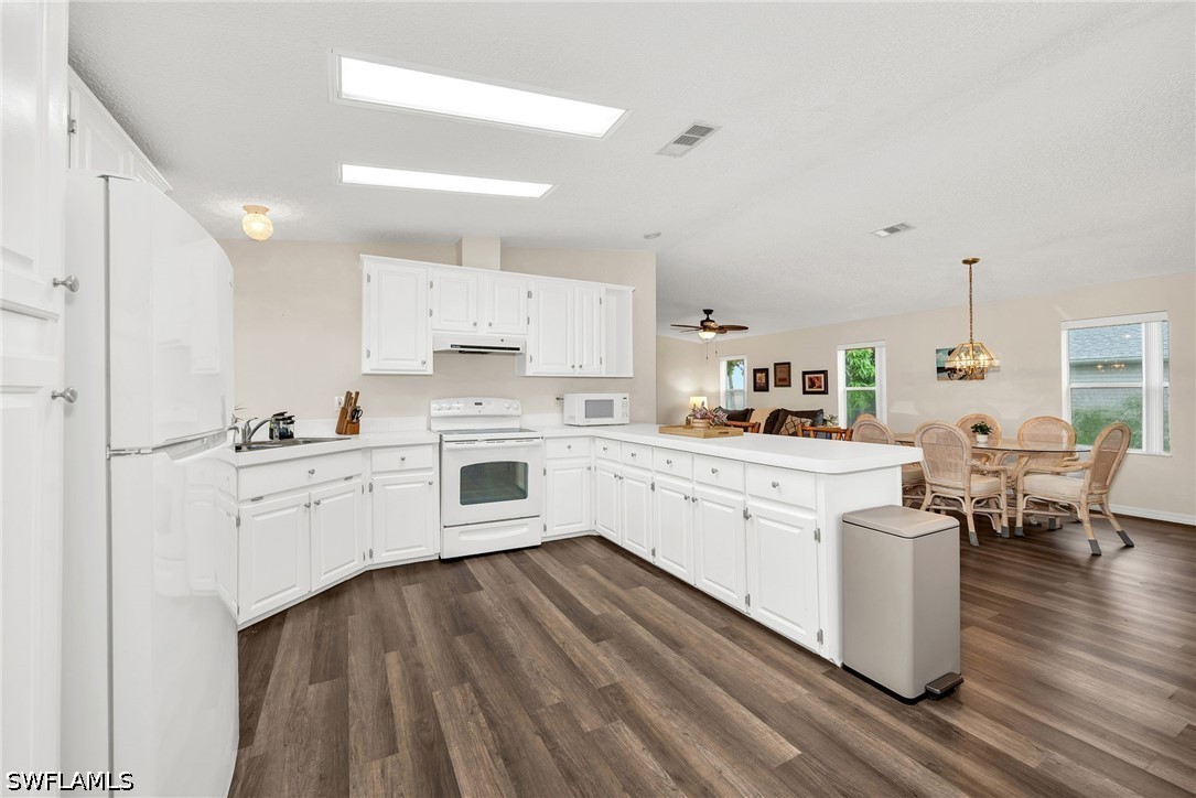2 Bed SingleFamilyResidence for Sale in Carousel Cove, FL — photo 2