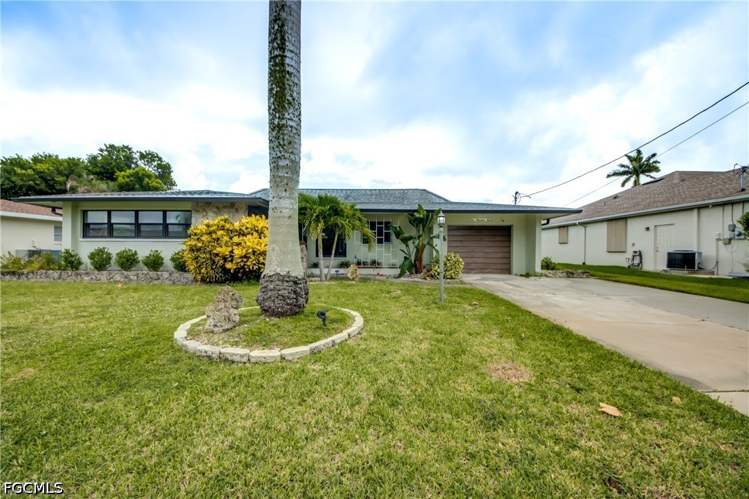 3 Bed Pool Home for Sale in Cape Coral, photo 2