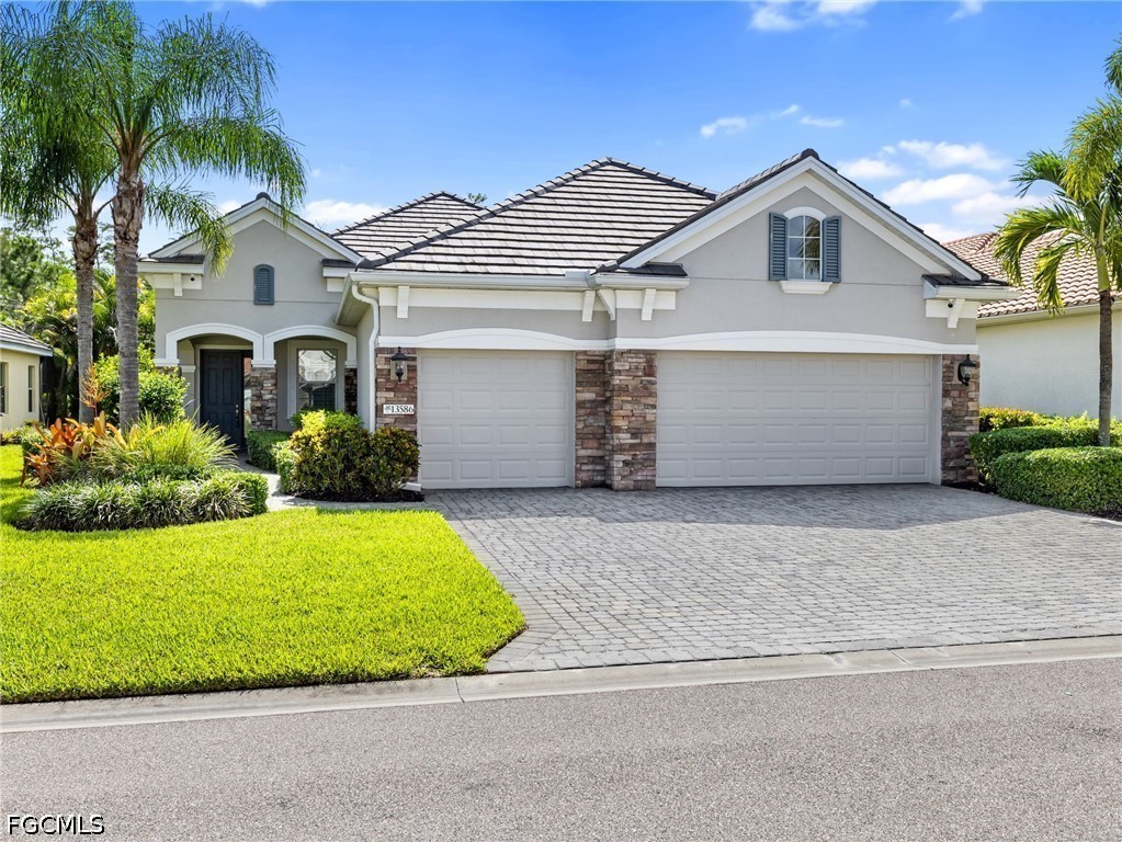 3 Bed Pool Home for Sale in Daniels Place, photo 2