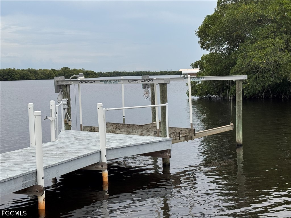 Waterfront Home for Sale in Fort Myers, photo 2
