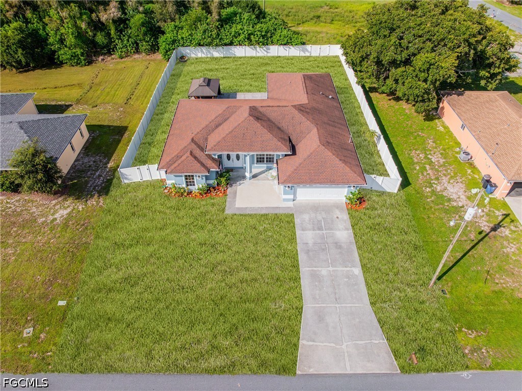 4 Bed SingleFamilyResidence for Sale in Mirror Lakes, FL — photo 2