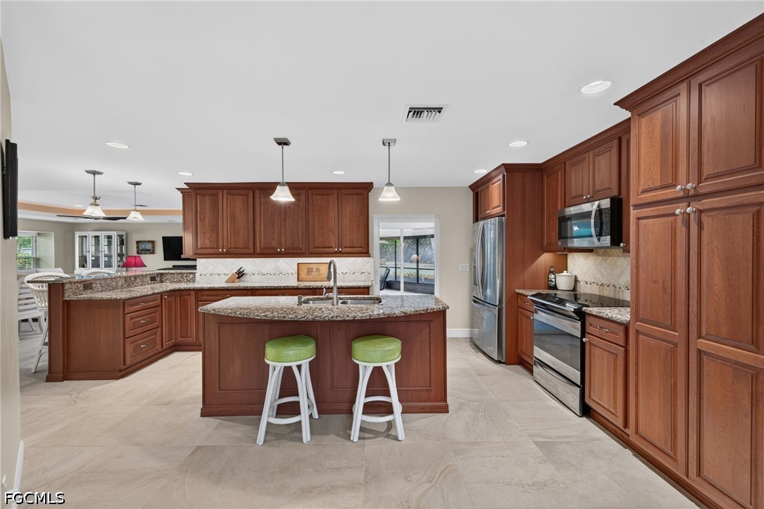 4 Bed SingleFamilyResidence for Sale in Fort Myers, photo 2