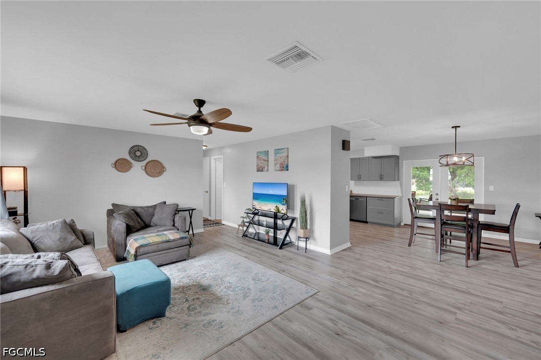 2 Bed SingleFamilyResidence for Sale in Cape Coral, photo 2