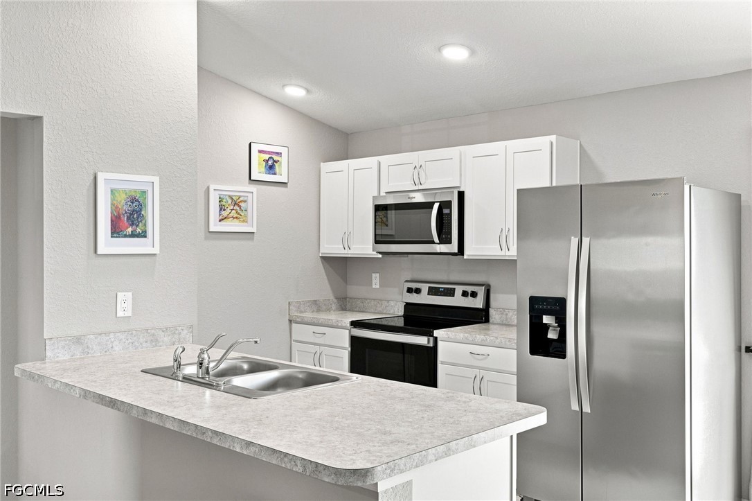 3 Bed SingleFamilyResidence for Sale in Cape Coral, FL — photo 2