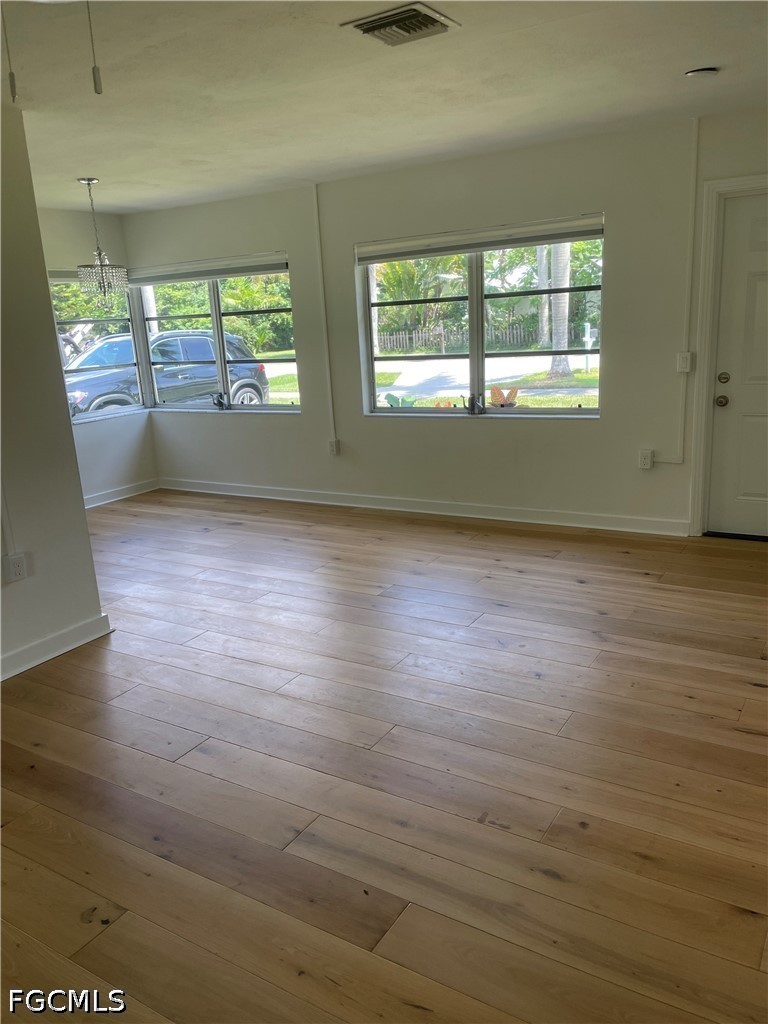 2 Bed SingleFamilyResidence for Sale in Allen Court, FL — photo 2