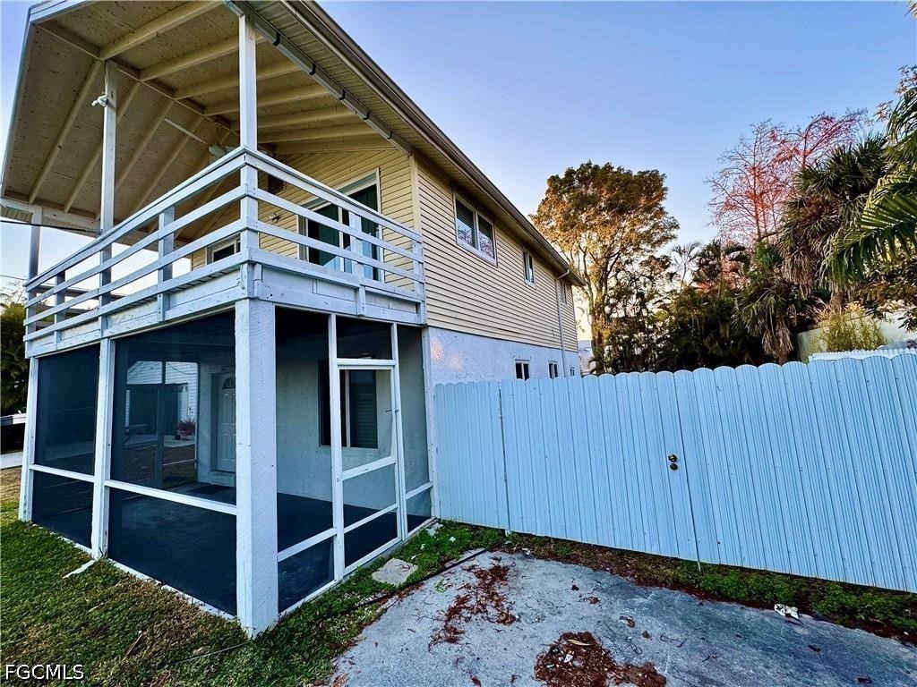 3 Bed SingleFamilyResidence for Sale in Fort Myers, FL — photo 2