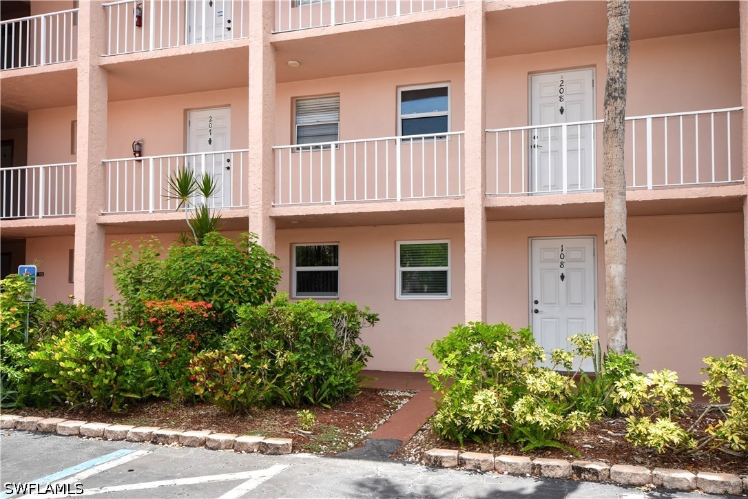 1 Bed Condominium for Sale in Naples, FL, $230,000 — photo 2