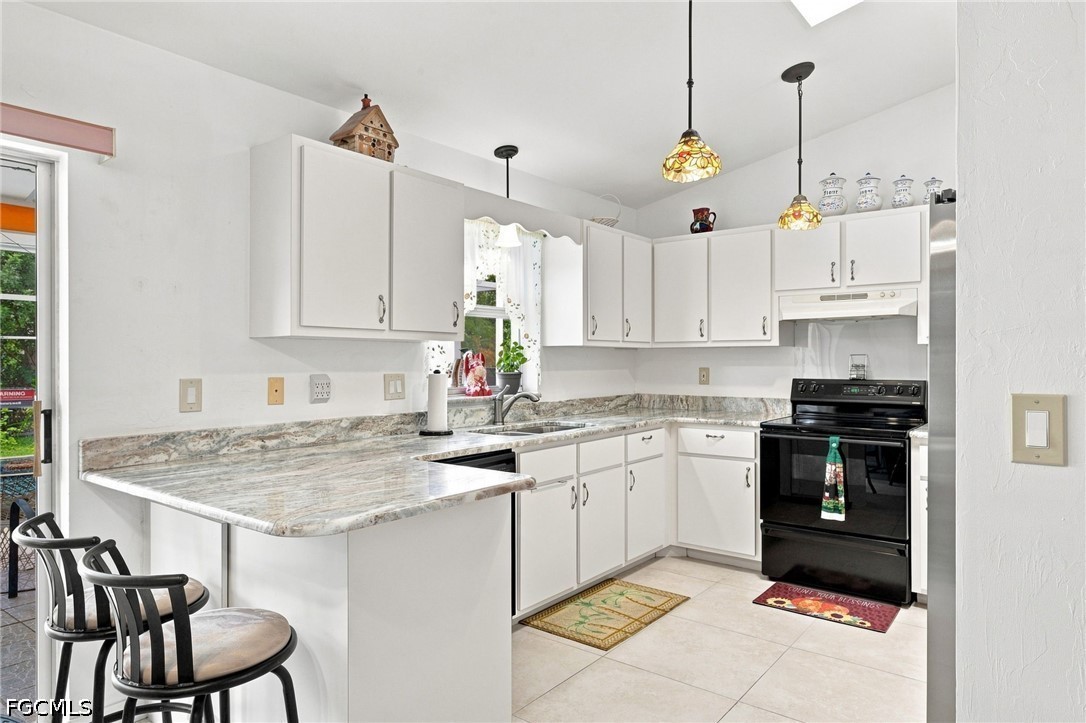 3 Bed Pool Home for Sale in Cape Coral, photo 2