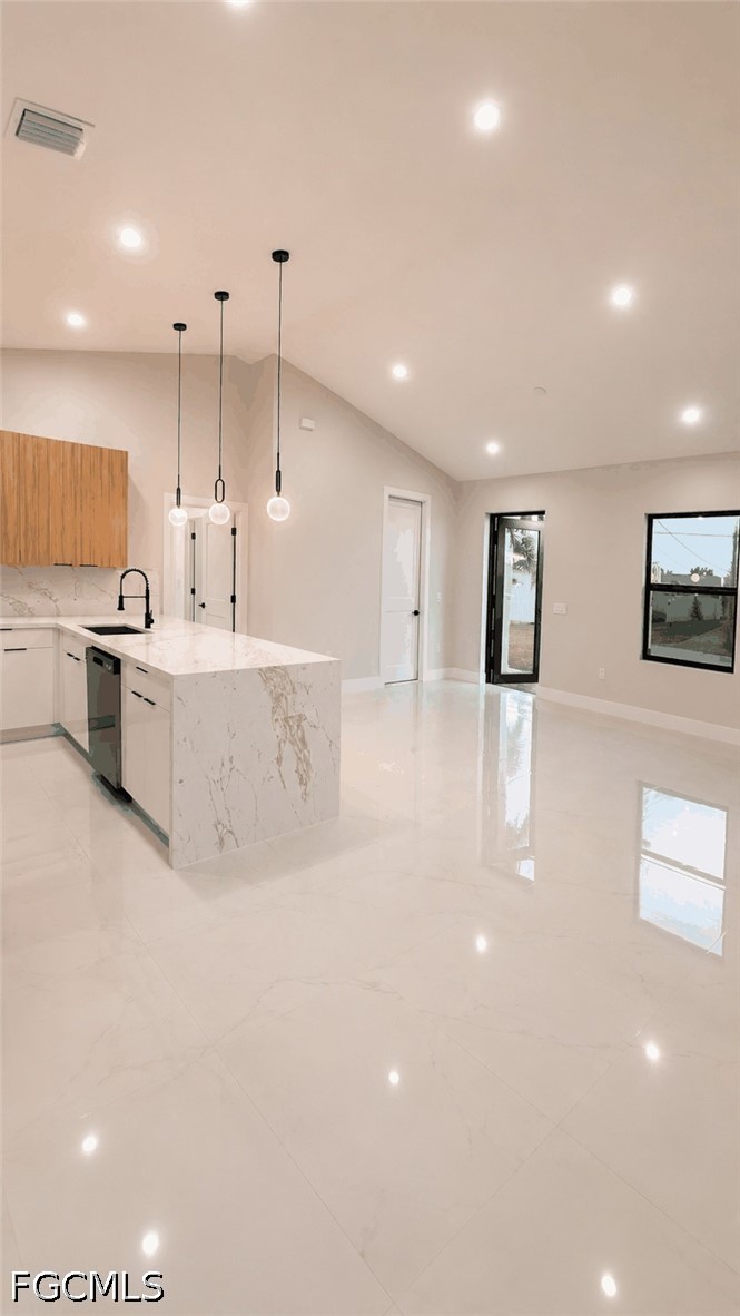 4 Bed SingleFamilyResidence for Sale in Cape Coral, photo 2