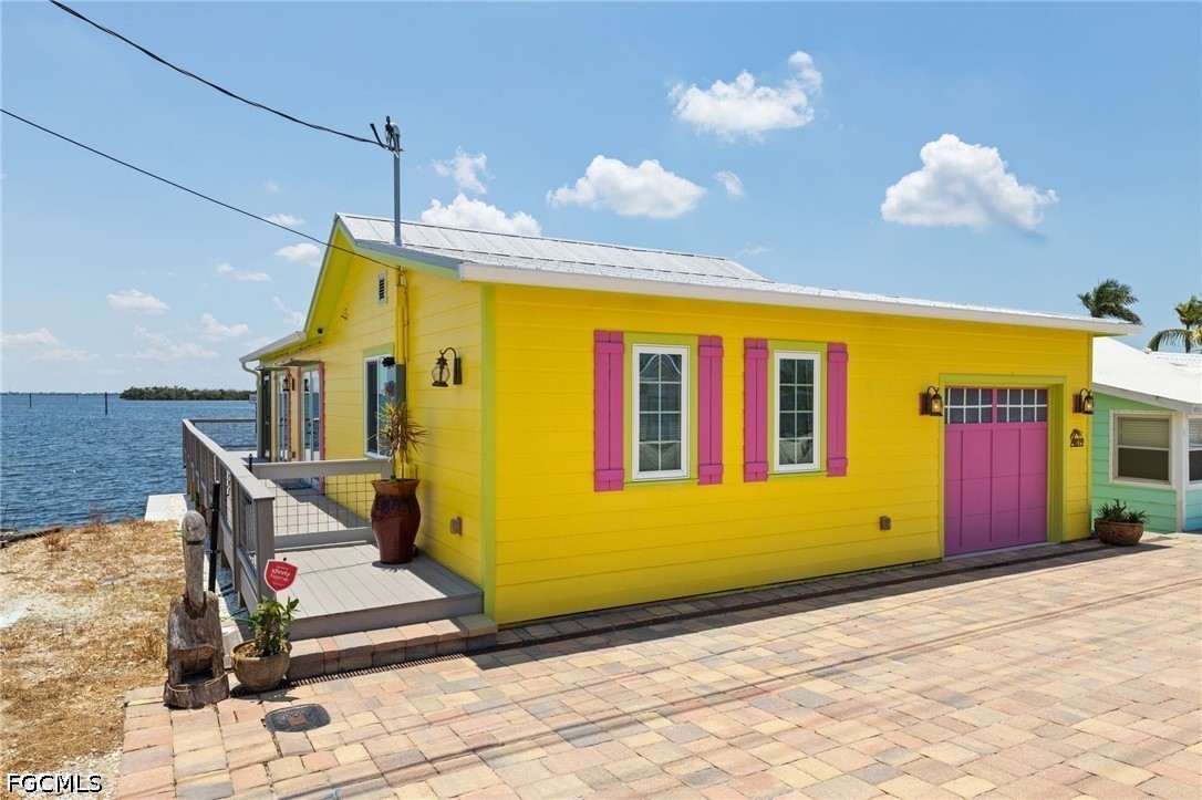 2 Bed Waterfront Home for Sale in Matlacha, photo 2