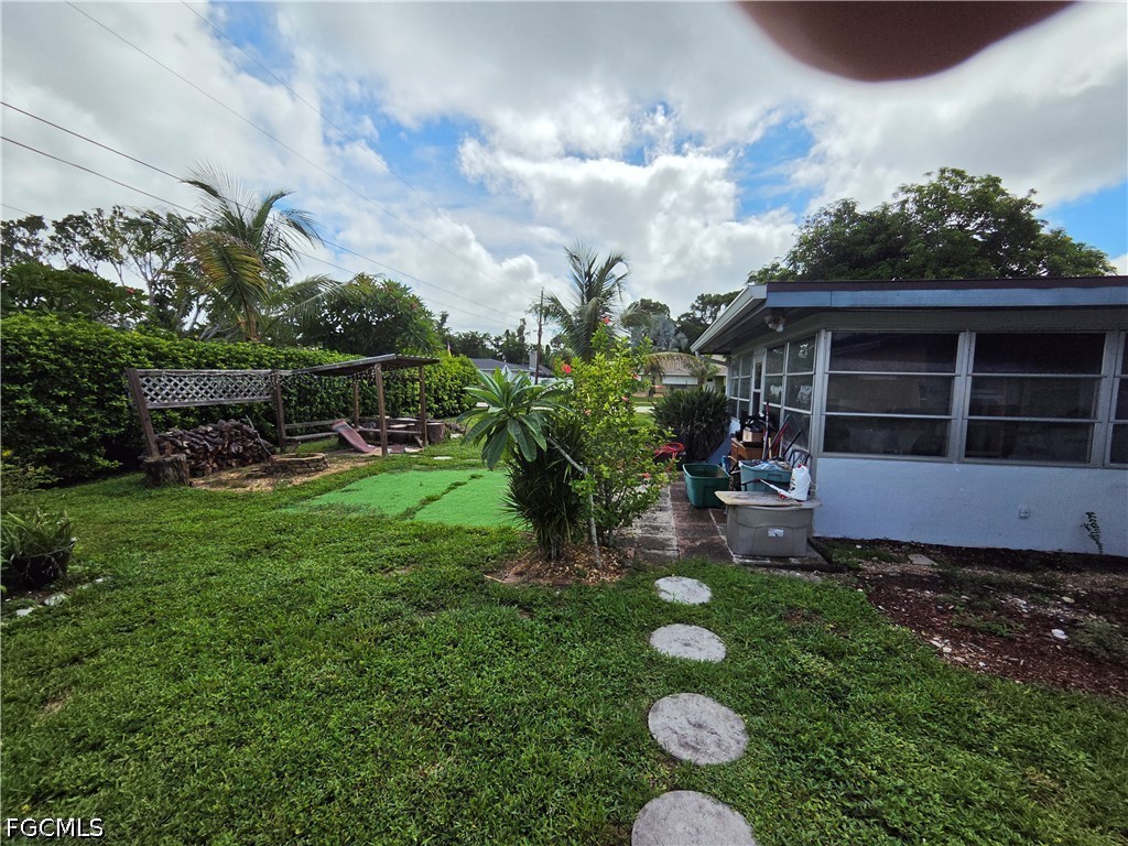 2 Bed SingleFamilyResidence for Sale in Fort Myers, photo 2
