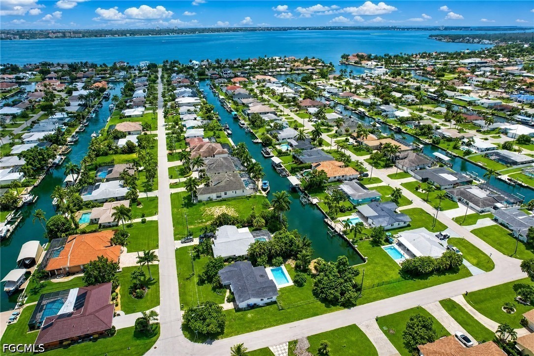 3 Bed Pool Home for Sale in Cape Coral, photo 2