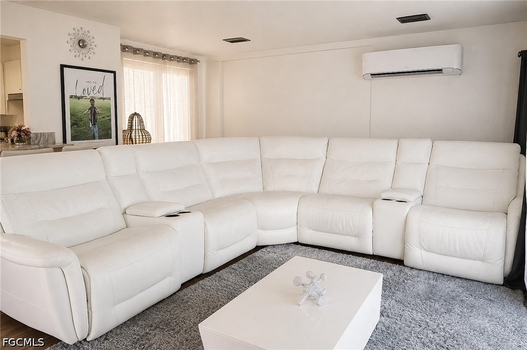 3 Bed SingleFamilyResidence for Sale in Cape Coral, photo 2