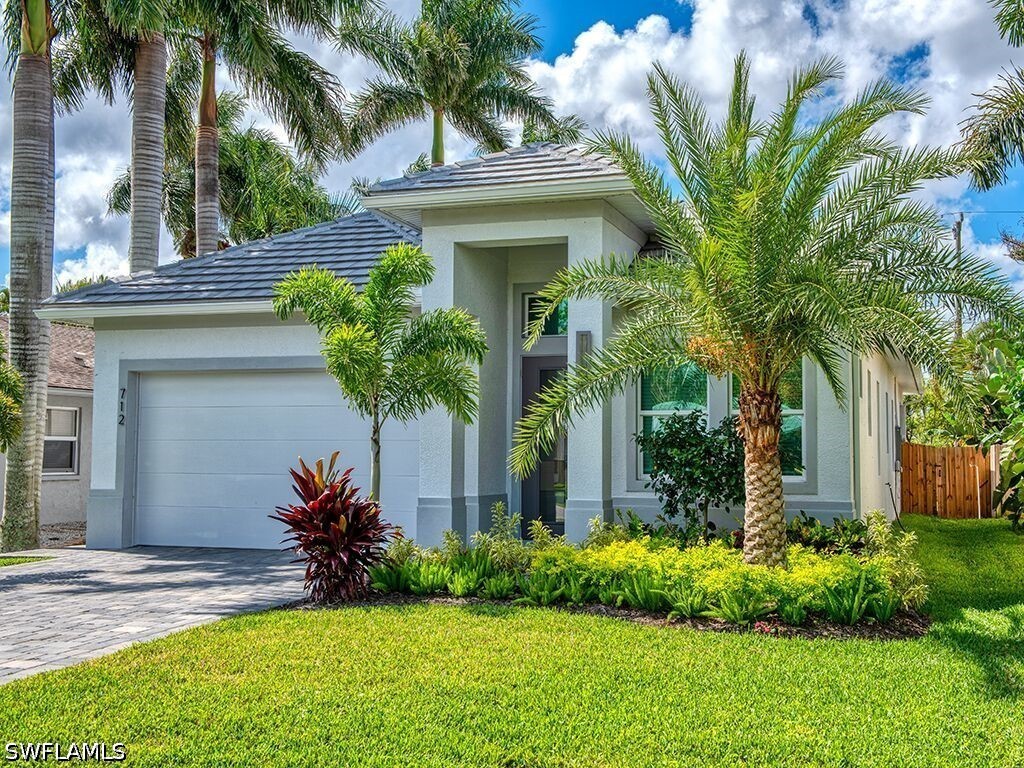 3 Bed Pool Home for Sale in Naples Park, photo 2