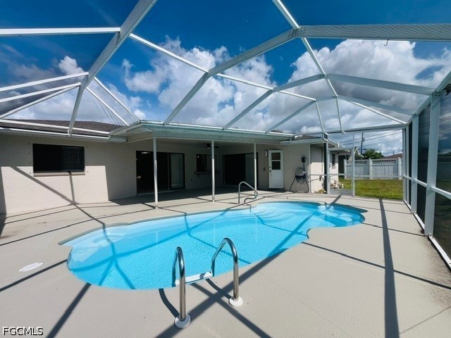 3 Bed Pool Home for Sale in Cape Coral, photo 2