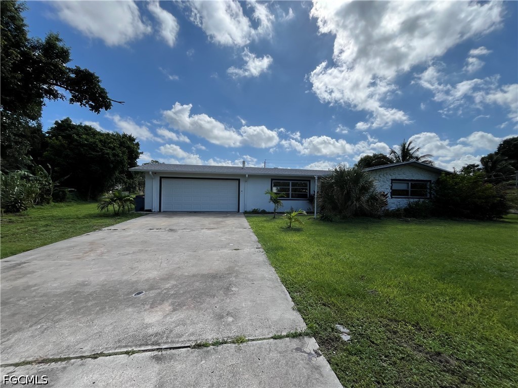 3 Bed SingleFamilyResidence for Sale in Fort Myers, photo 2